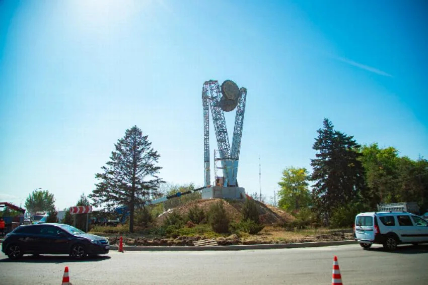 На въезде в Ростов устанавливают новую стелу с орденами и гербом города