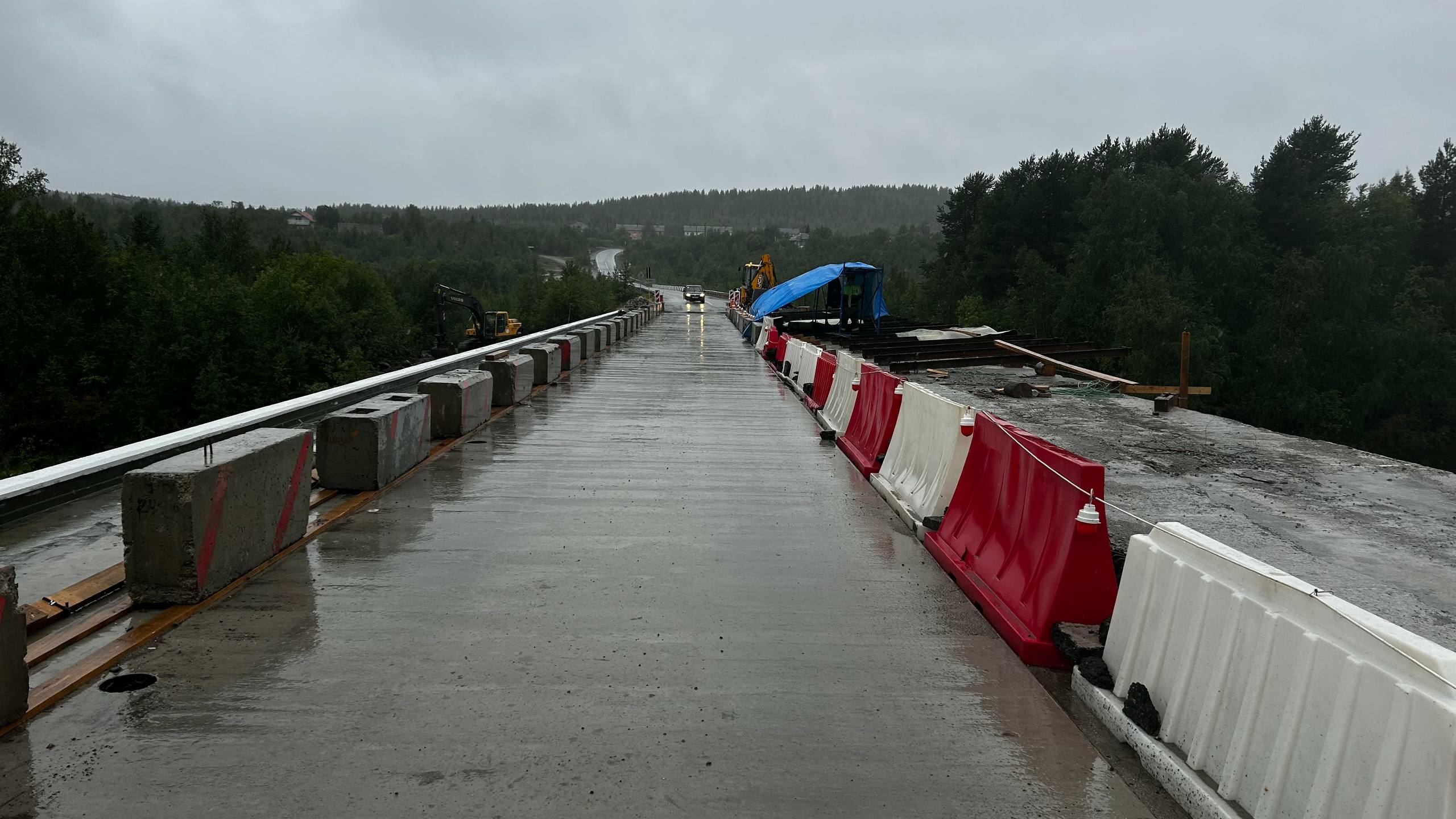 В Мурманской области продолжается ремонт моста через реку Колу