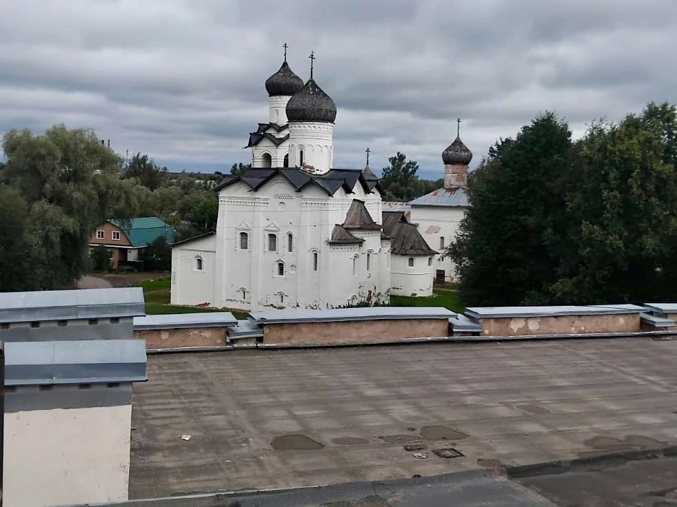 В Старой Руссе отремонтируют крышу спортивной школы