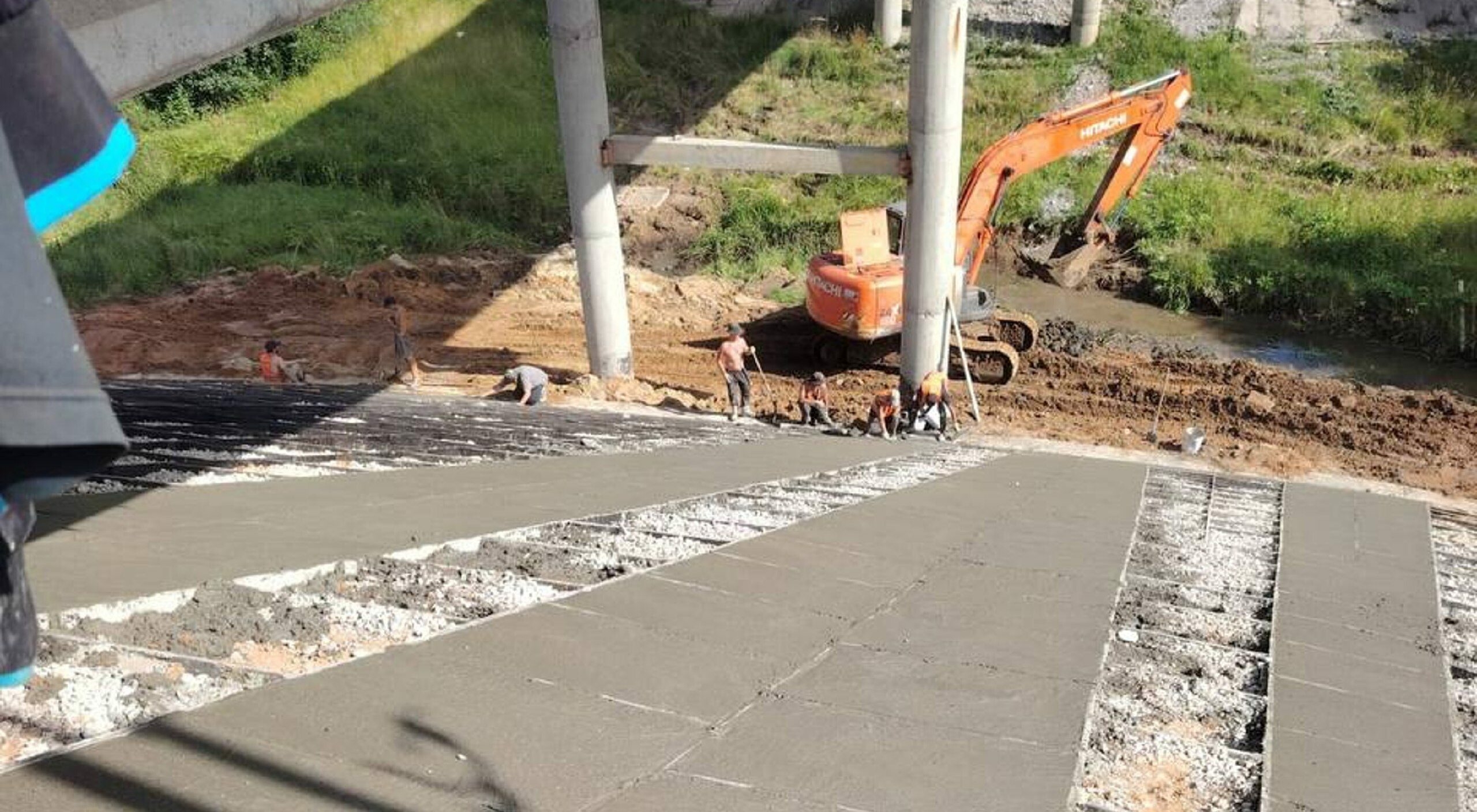 В Перемышльском районе занимаются ремонтом моста