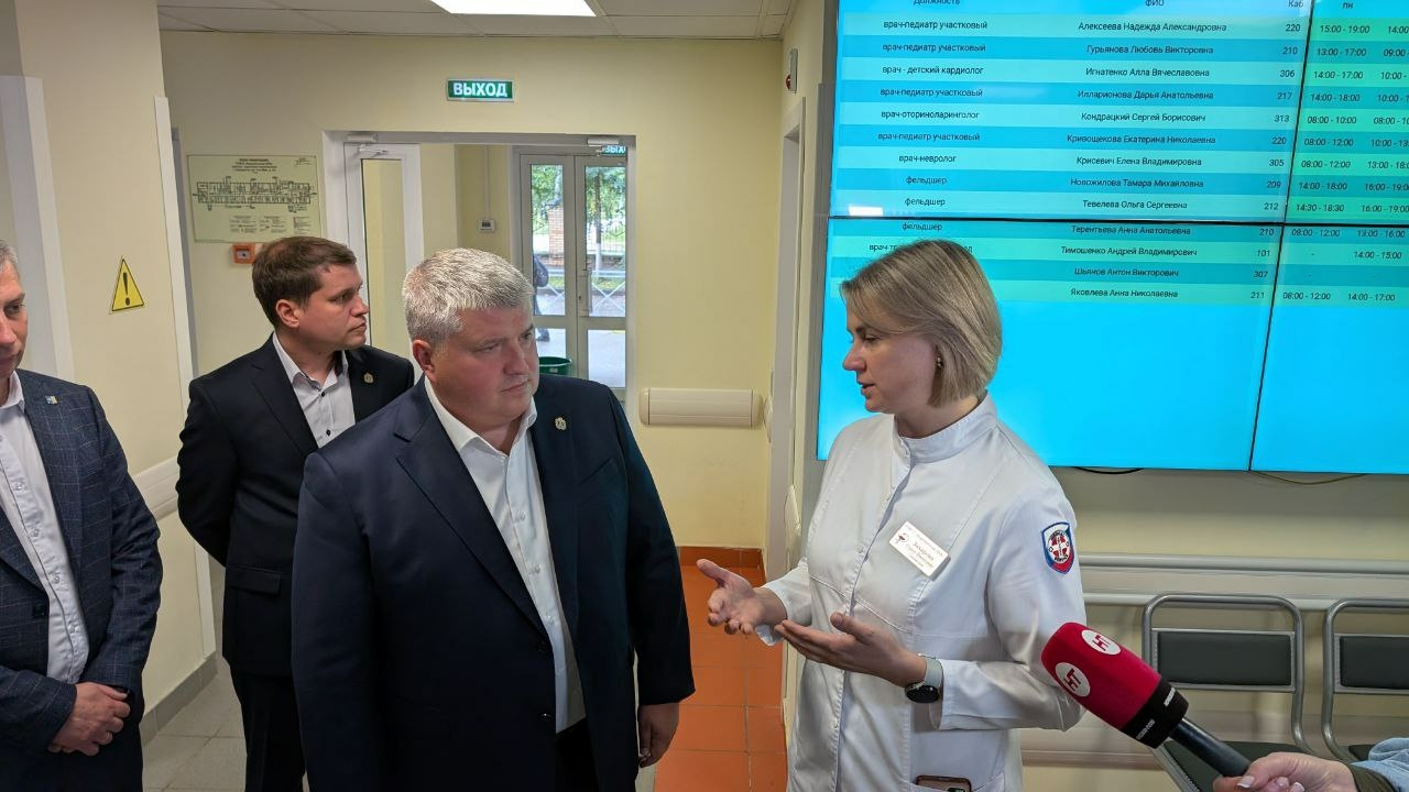 Александр Дронов осмотрел новую поликлинику в Боровичах