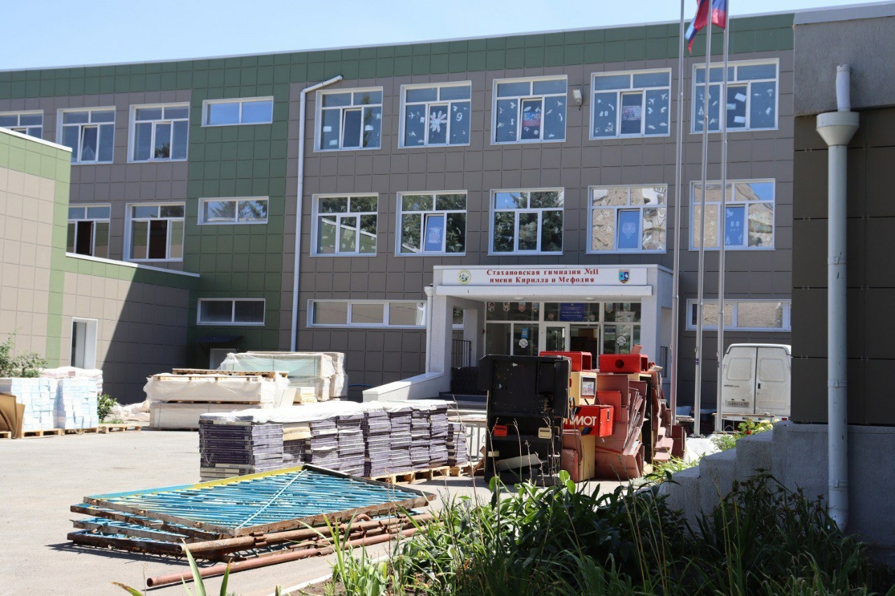 Омичи восстановят в Луганске 23 социально значимых объекта