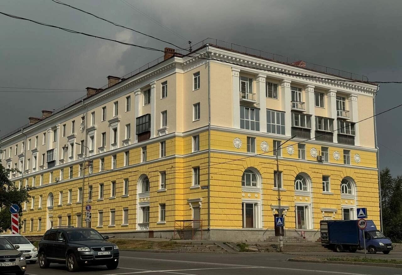 В Череповце на улице Металлургов ремонтируют фасады домов