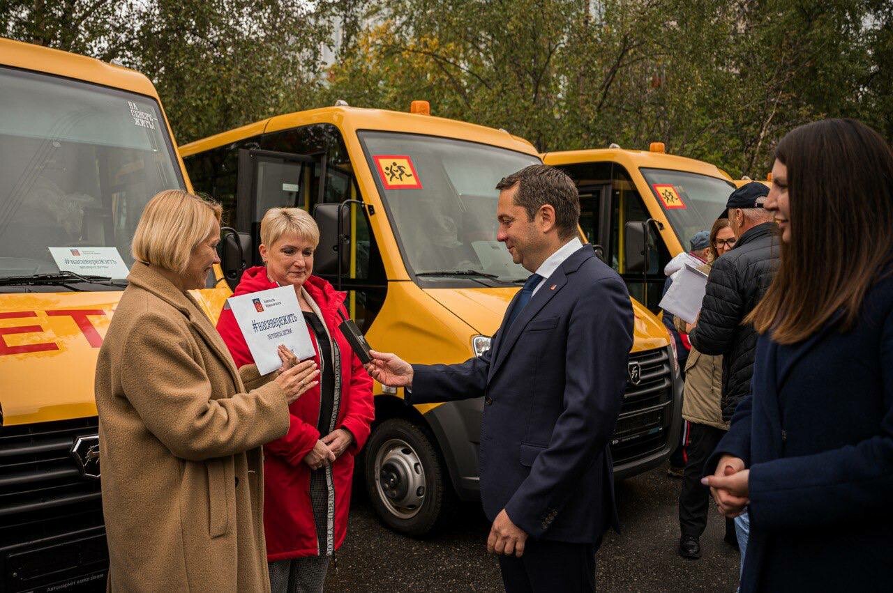 Иван Лебедев сообщил, что автопарк Мурманска пополнился новым школьным автобусом