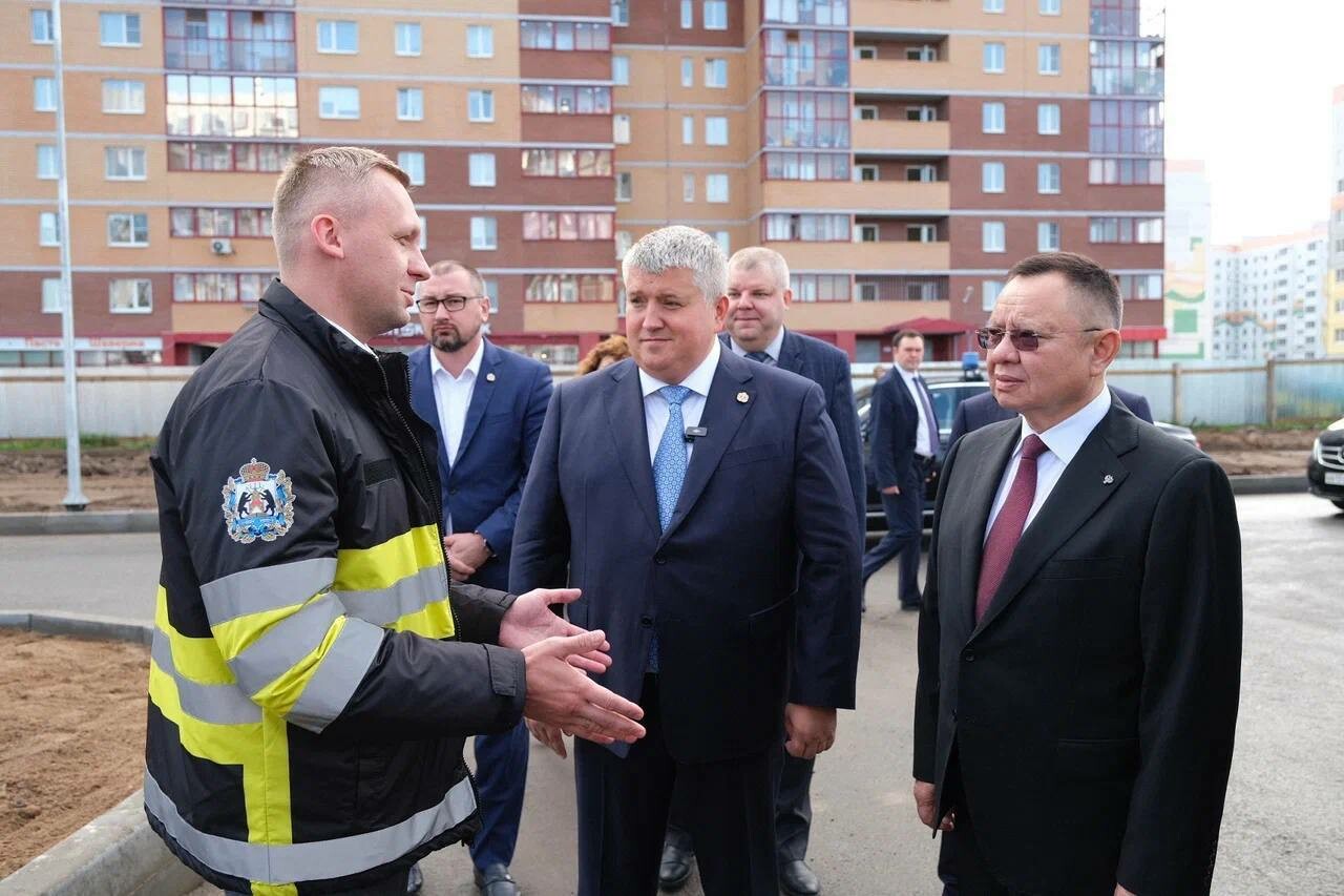 Дронов вместе с Иреком Файзуллиным осмотрели строительство дороги в Великом Новгороде