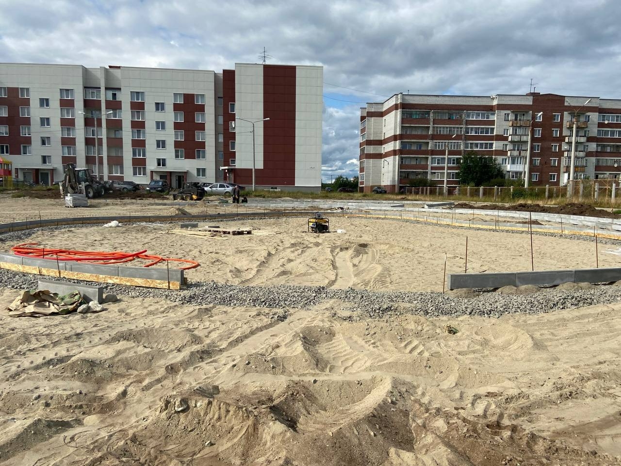 В Ловозеро продолжается благоустройство парка-сквера