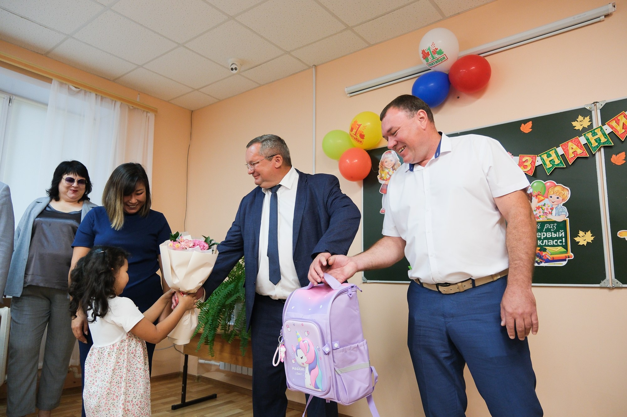 Игорь Мартынов принял участие в акции «Портфель первокласснику» в Камызякском районе