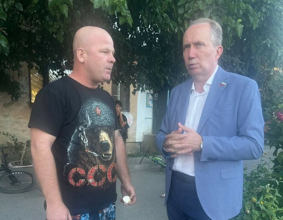 Игорь Седов взял под личный контроль установку спортивной площадки на улице Дзержинского