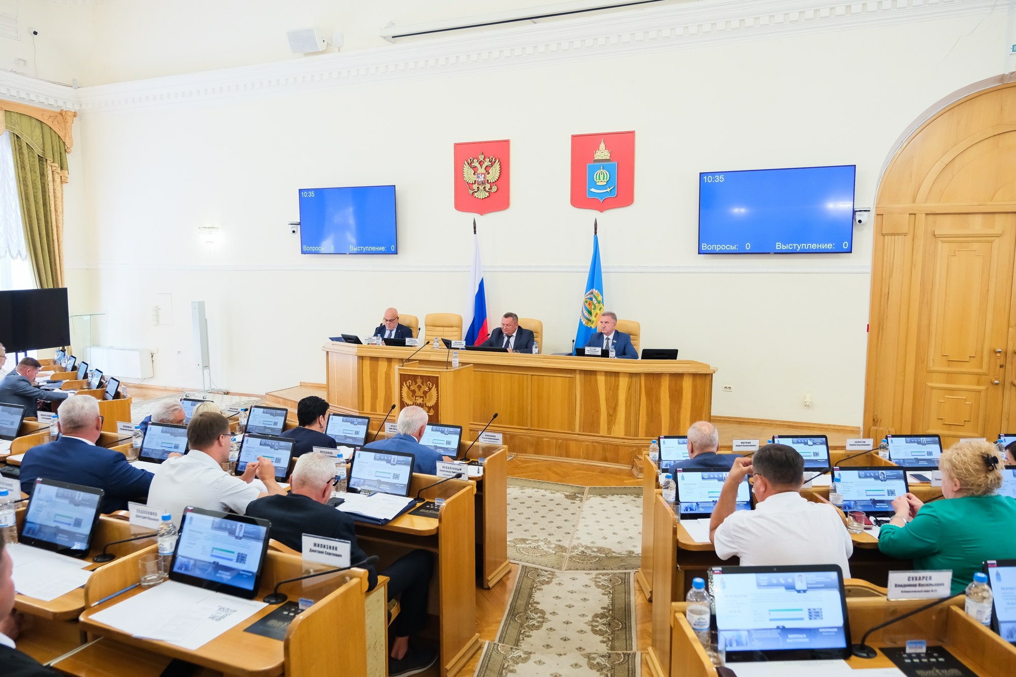 Более 30 вопросов рассмотрели депутаты Думы Астраханской области на очередном заседании