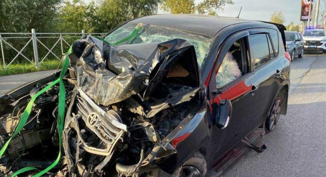 В Омске пассажирский автобус попал в крупное ДТП с участием двух иномарок