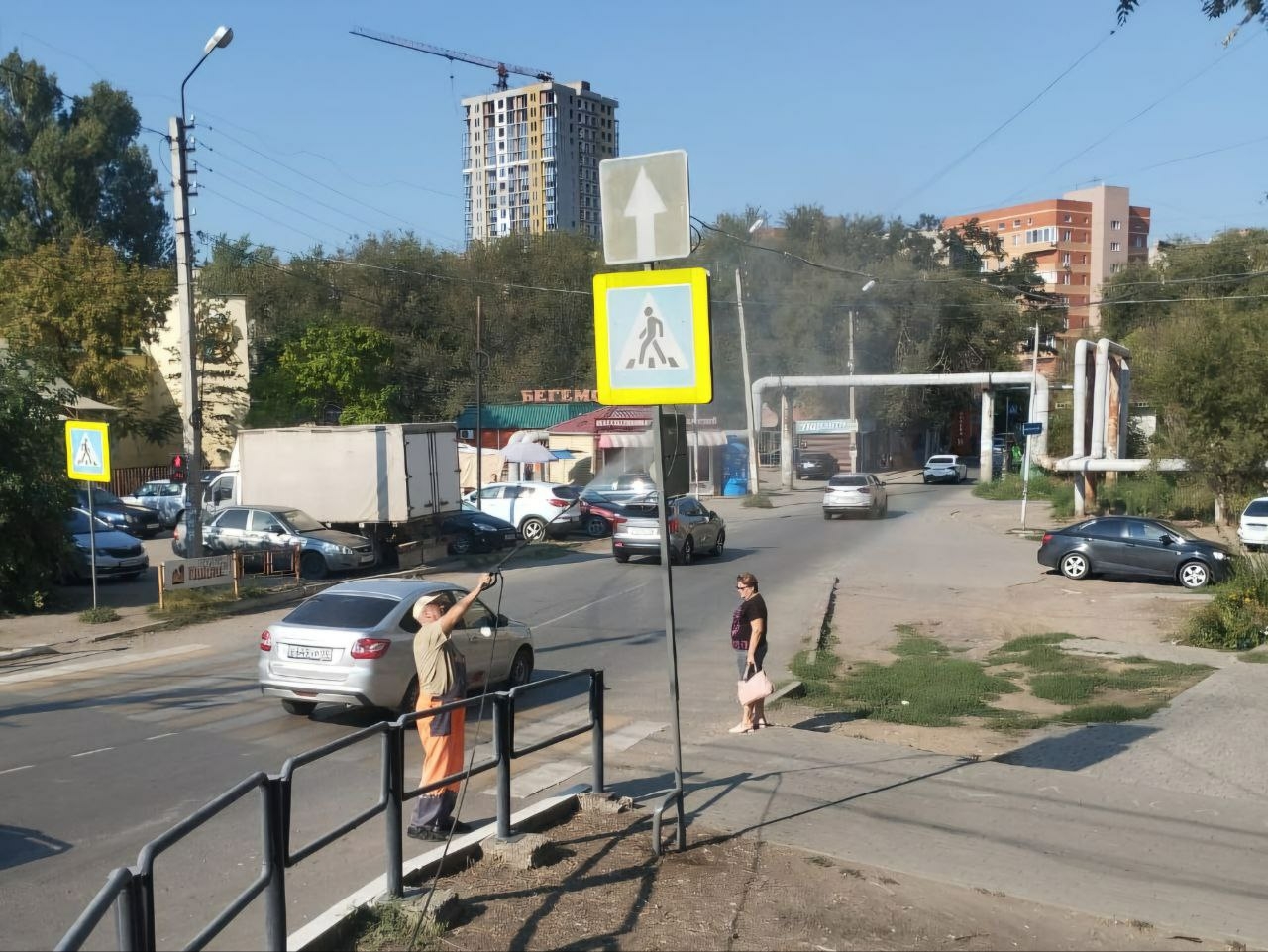 В Астрахани обновили дорожные знаки и их опоры