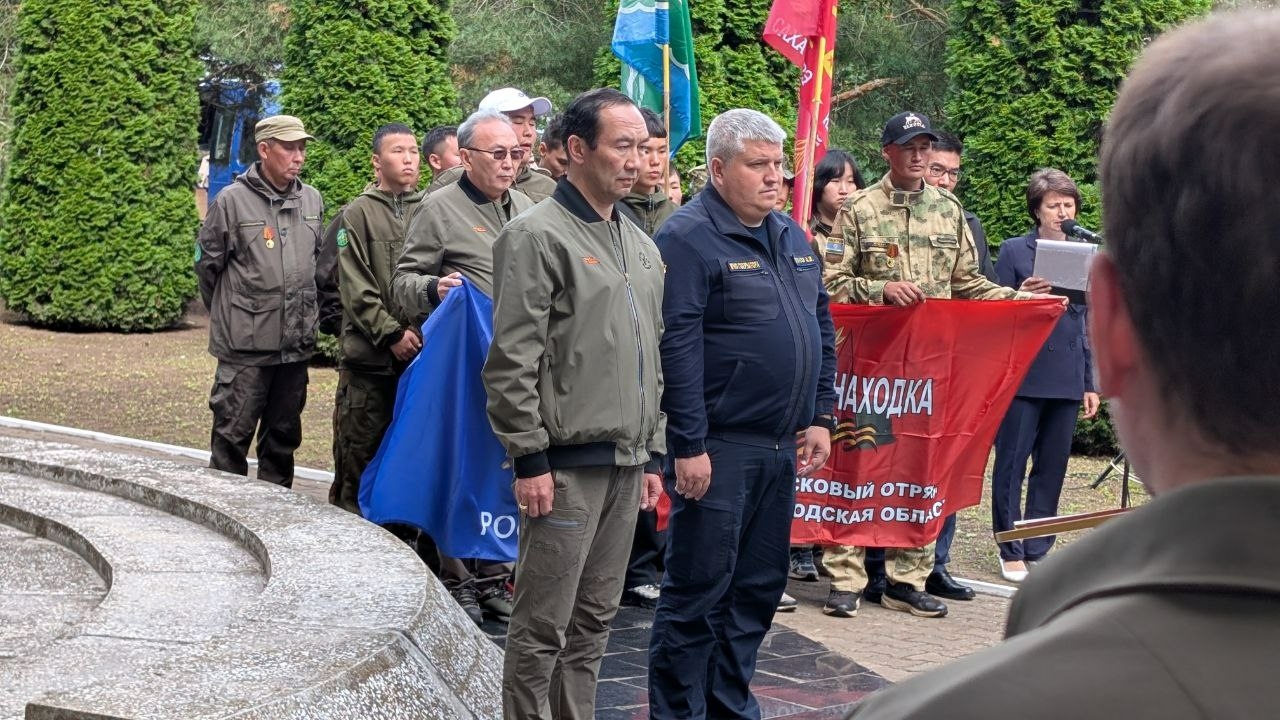 Дронов и Николаев почтили память воинов-якутян на церемонии перезахоронения в Старорусском районе