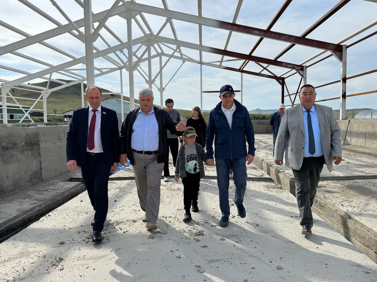 Сокол проверил работу животноводческого комплекса в Ширинском районе