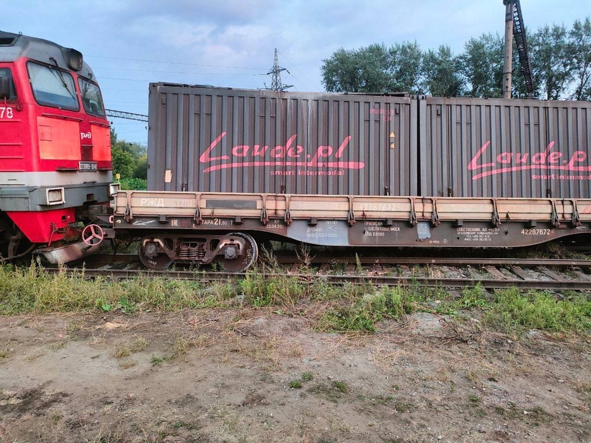 Семь вагонов с металлом разлетелись по путям в Екатеринбурге