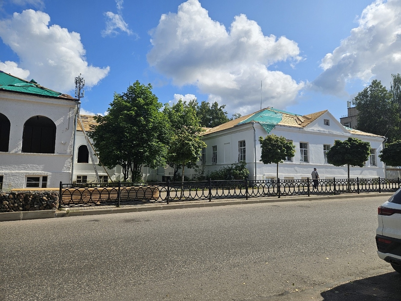 В Боровичах продолжают капремонт Молодежного центра имени Огонькова