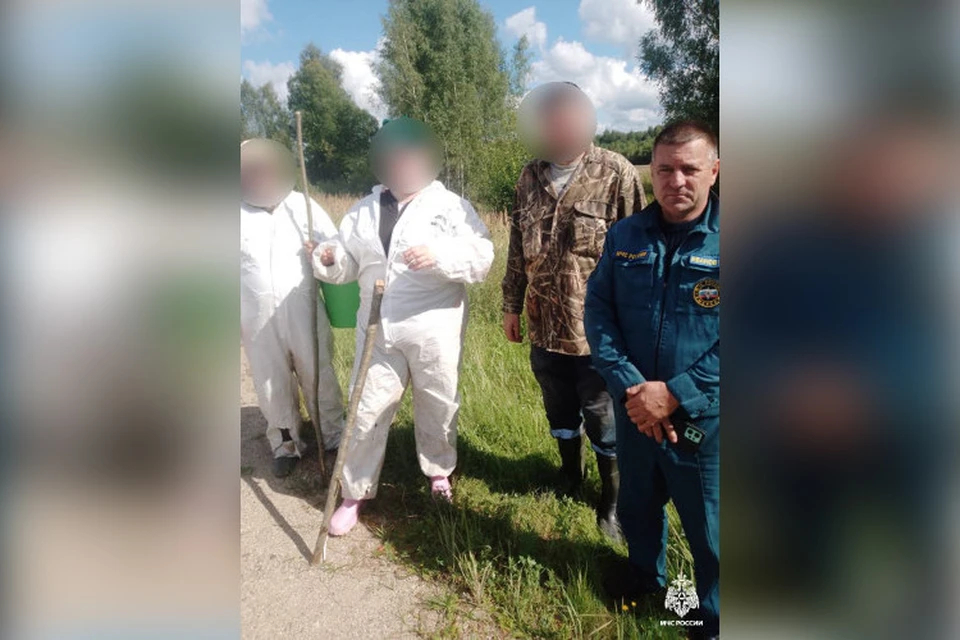 Спасатели вывели трех заблудившихся грибников из леса в Торжокском округе