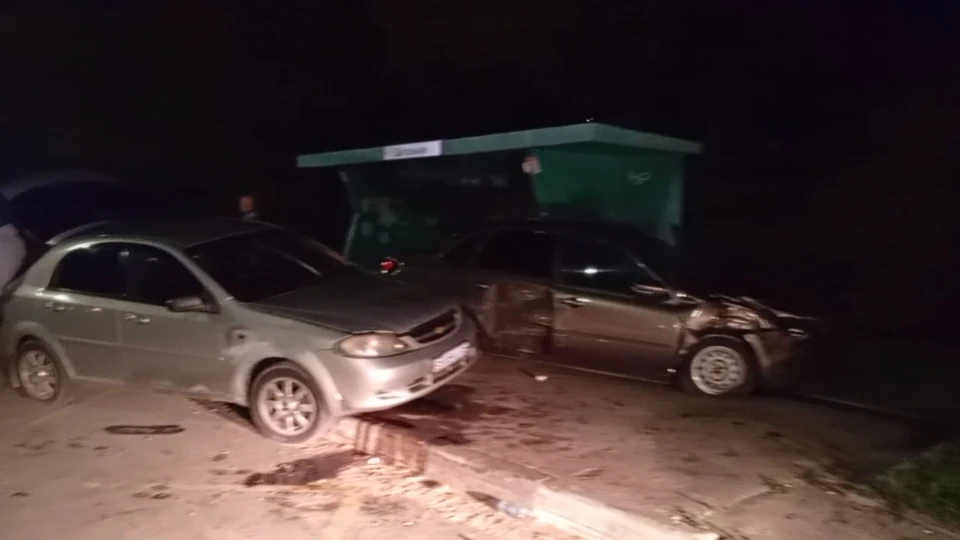 Легковушка врезалась в остановку после ДТП в Дзержинске