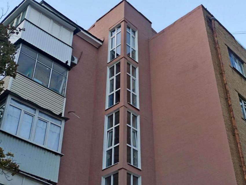 В Ростове на Красноармейской продолжают реставрацию дома-гиганта с окнами