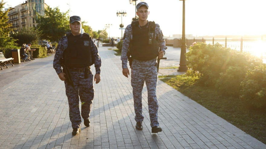 Росгвардейцы ночью спасли детей и взрослых из горящего дома в Астрахани
