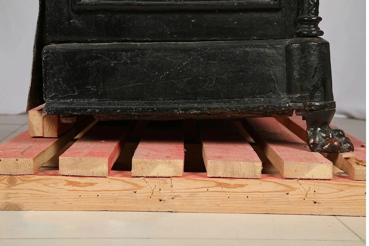 В Екатеринбурге начали реставрацию уникального каминного гарнитура «Демидовский»