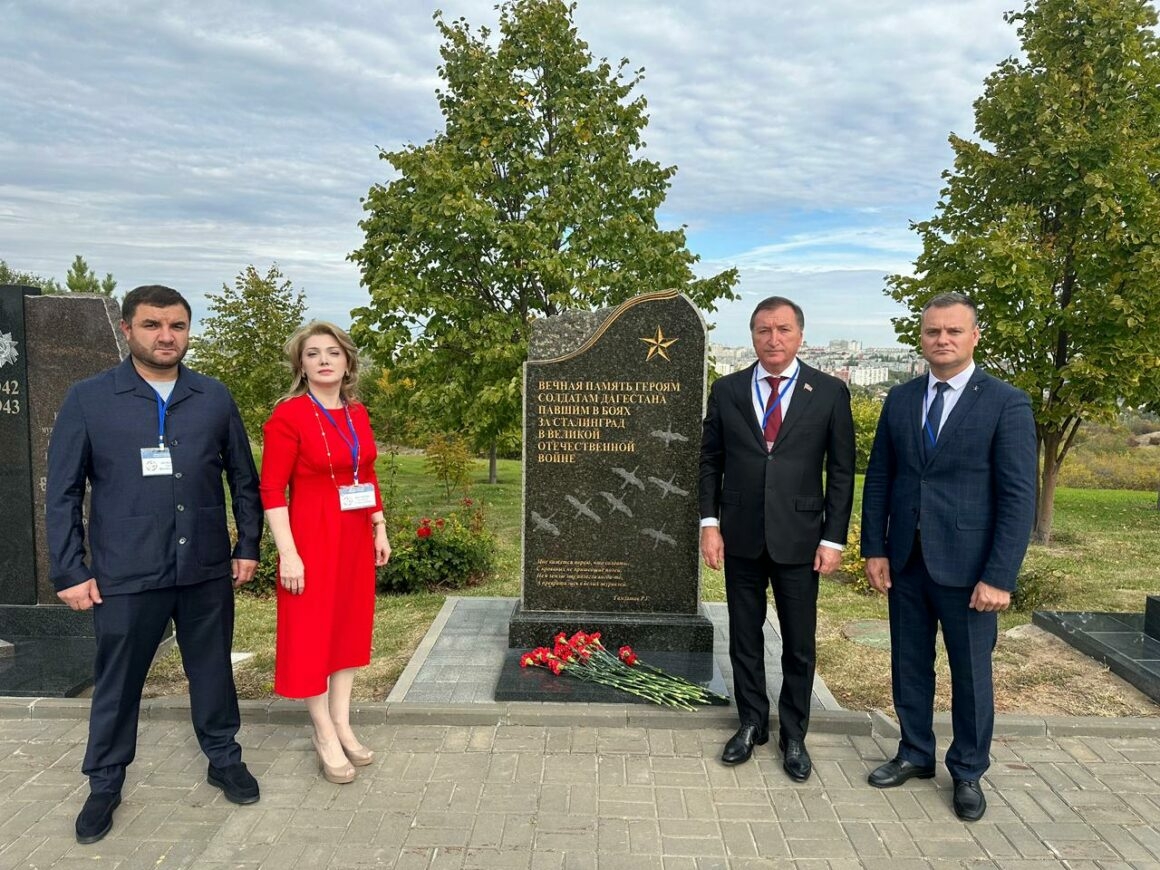 Делегация Дагестана почтила память героев на Мамаевом кургане в Волгограде