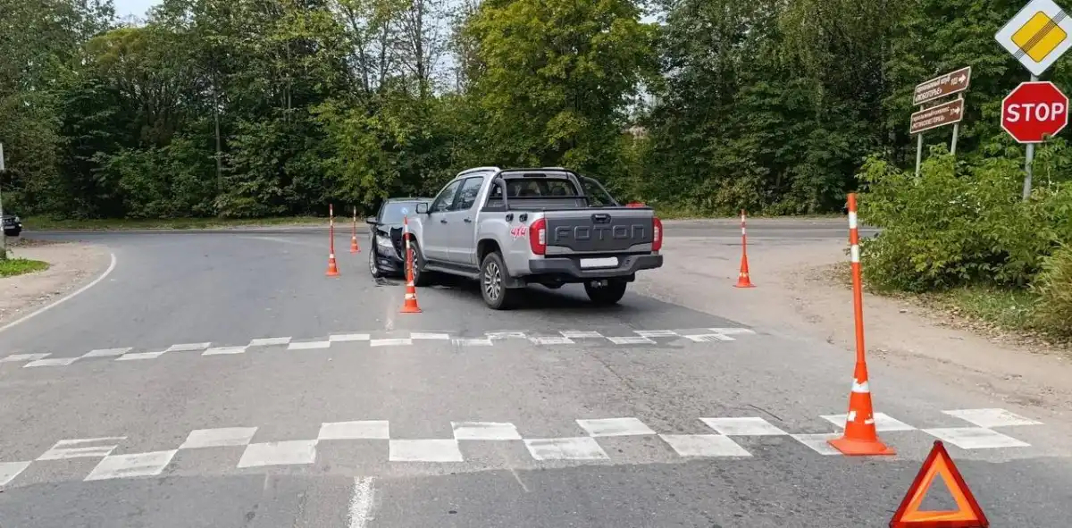 В Новгородской области в двух ДТП за день пострадали две 17-летние девушки