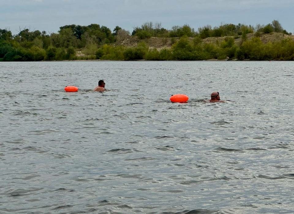 Волгоградские моржи устроили осенний заплыв и встретили рассвет на Волге