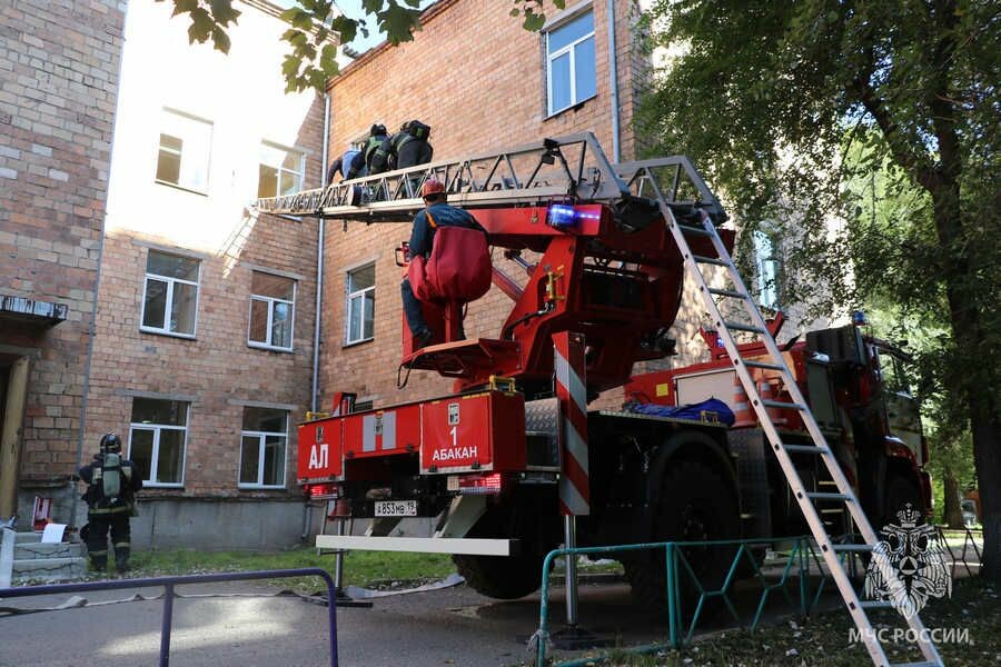 Пожарные учения прошли в ХГУ имени Катанова в Абакане