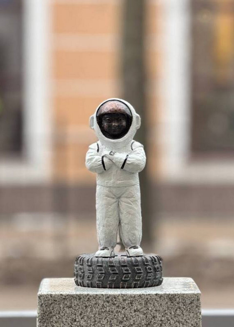В Калуге пьяный мужчина похитил скульптуру космонавта стоимостью 140 тысяч рублей