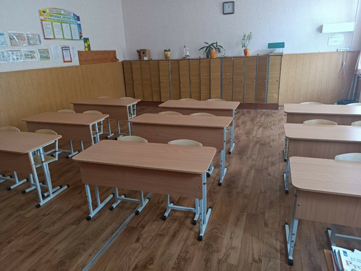 В гимназию № 7 в Стаханове привезли новые парты