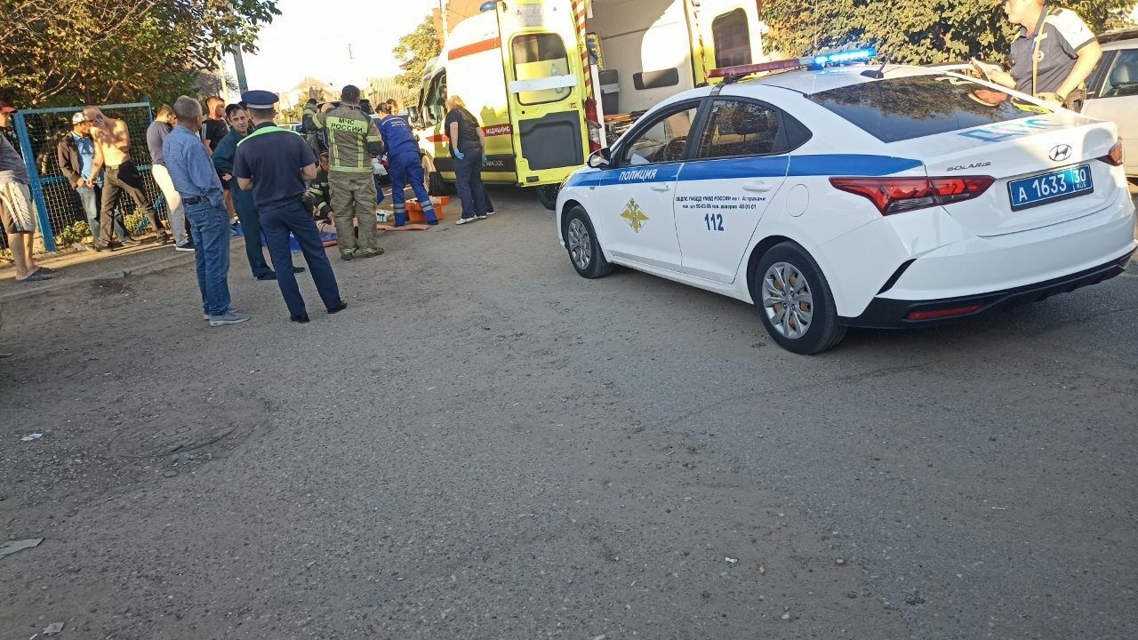 В Астрахани молодой водитель питбайка опрокинулся на дороге и пострадал