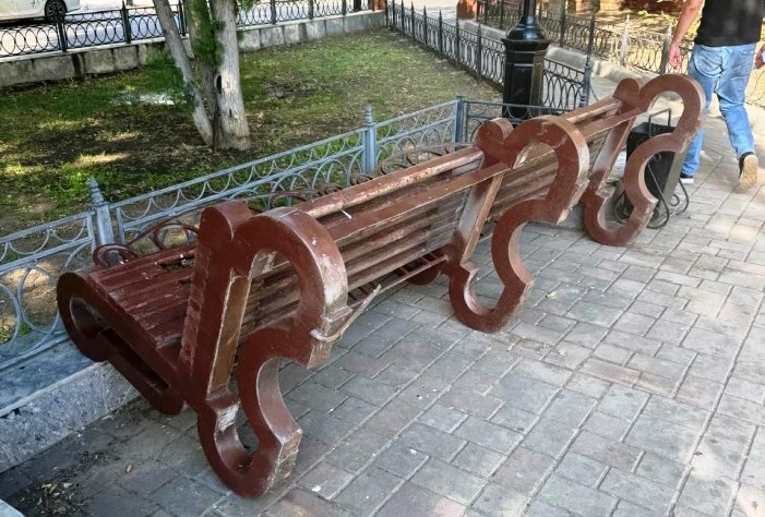 В Астрахани вандалы разрушили урны, лавочки и сломали молодые деревья