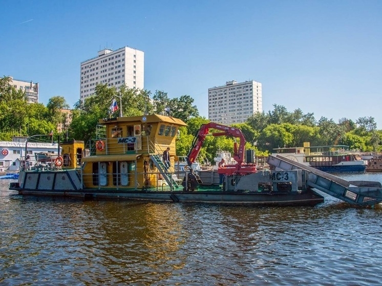 Коммунальный флот Москвы собрал с водной акватории более 350 тонн мусора