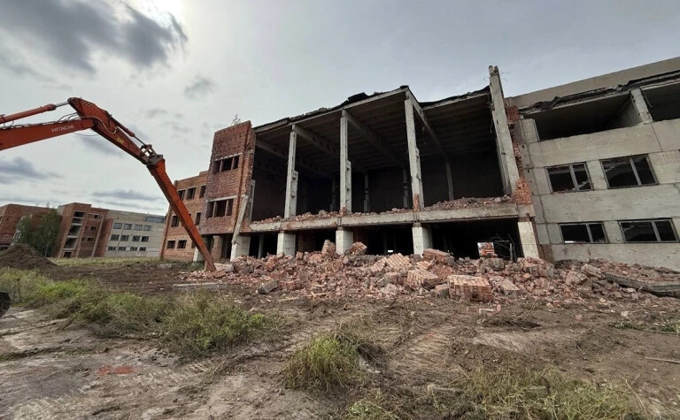 В Омске начали снос старых зданий аэропорта Федоровка