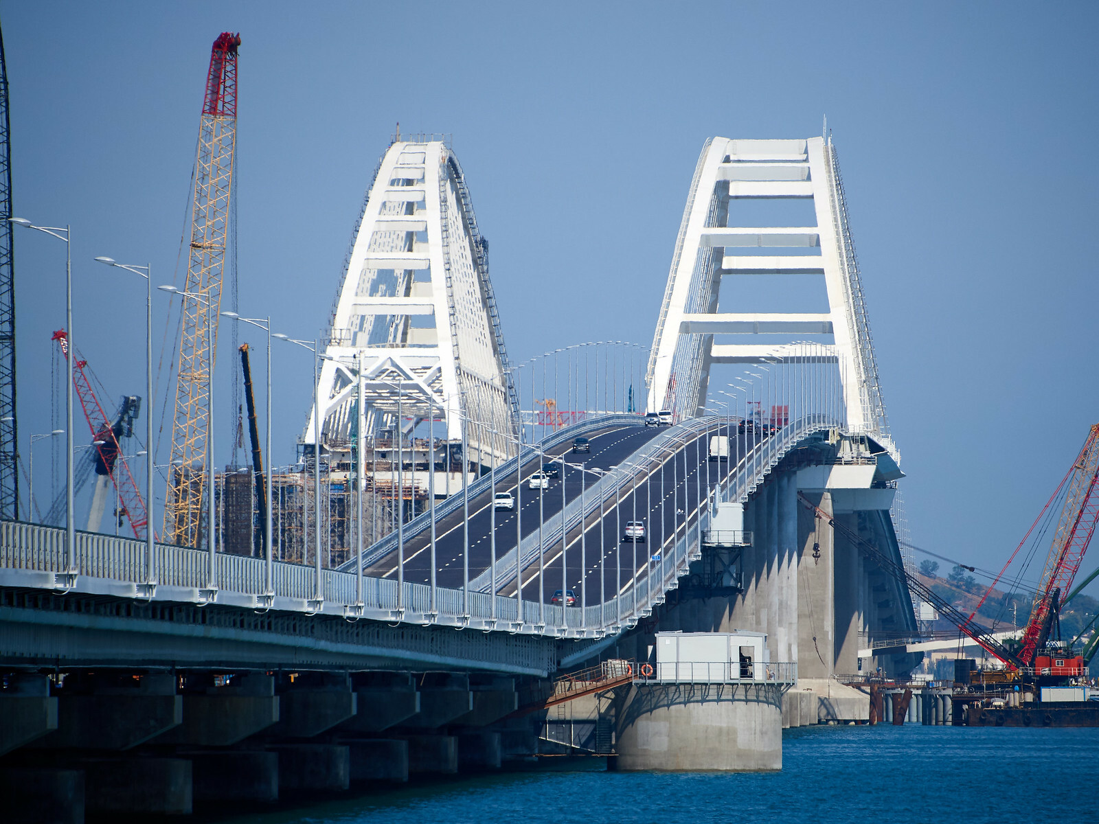 На Крымском мосту скопилось почти 650 автомобилей