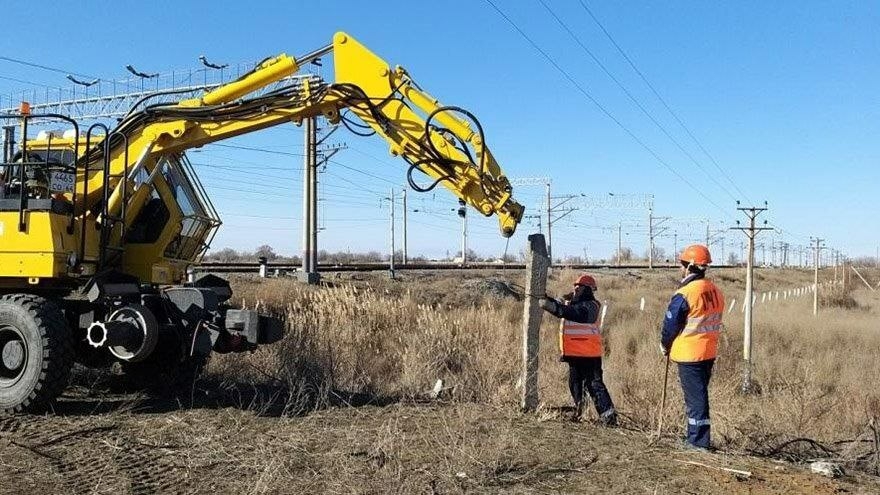 На железных дорогах Астраханской области установили электропастухи для защиты путей