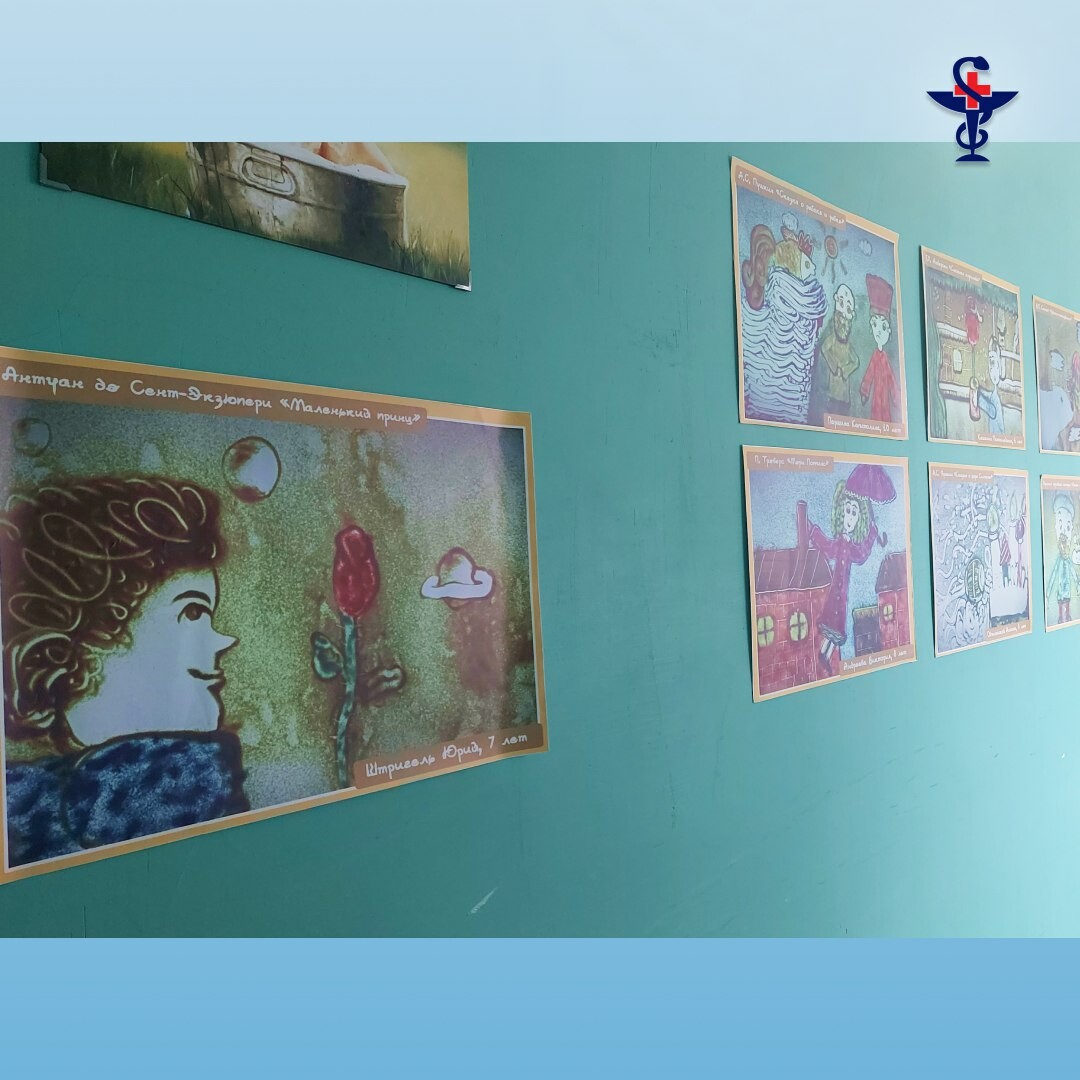 В детской больнице Астрахани открыли выставку песочных рисунков детей