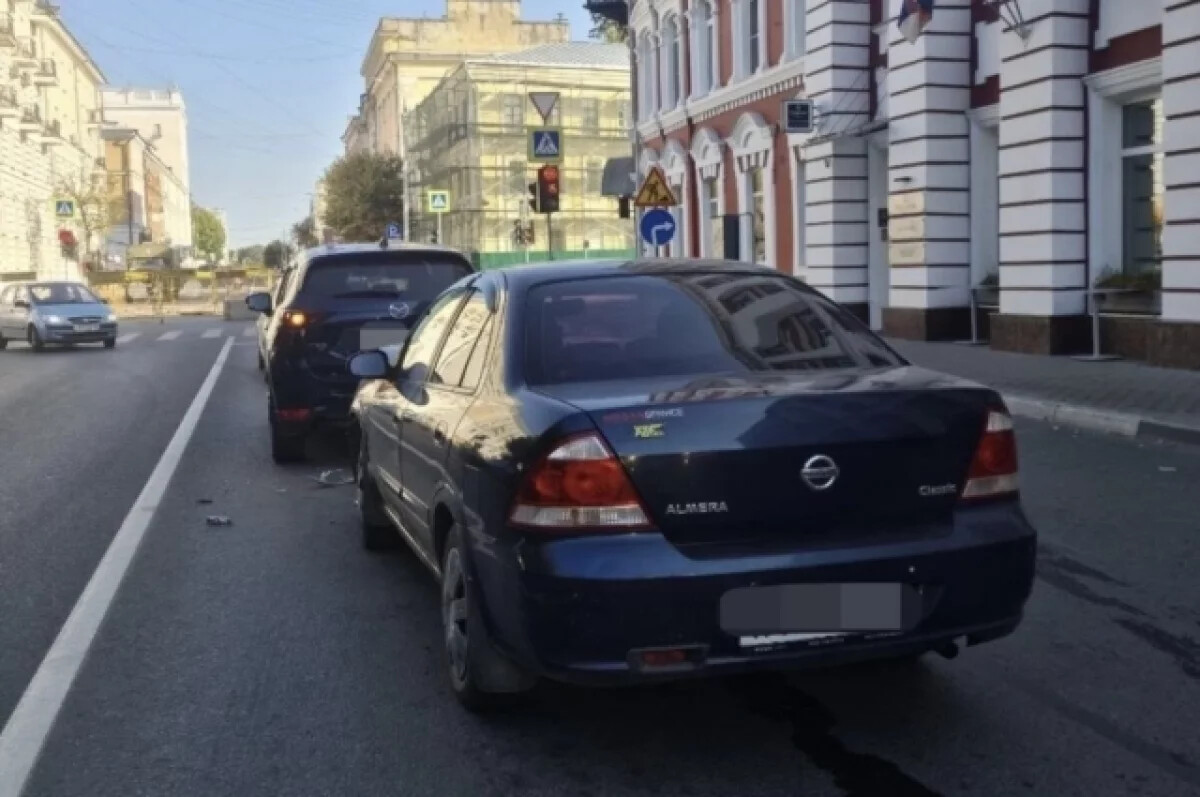 В центре Твери Nissan врезался в стоявшую на светофоре Mazda