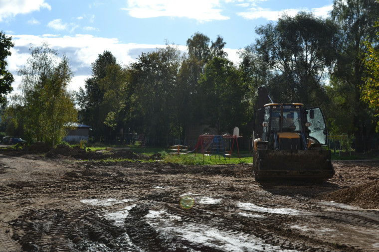 В Великом Новгороде продолжают благоустраивать двор на Державина 4/1