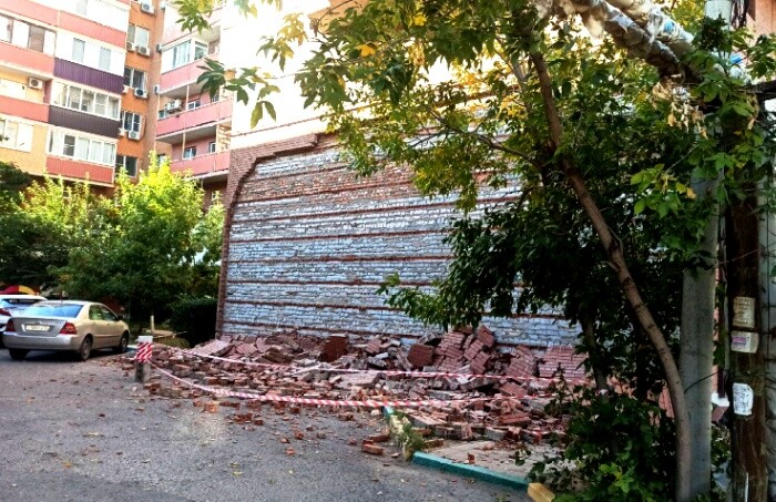 В Ленинском районе Астрахани обвалилась часть облицовки многоэтажного дома