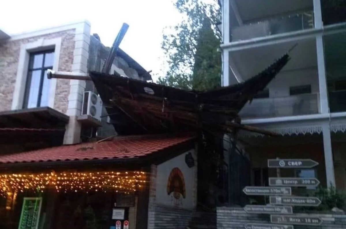 В Доме культуры в Алупке ураганом сорвало крышу
