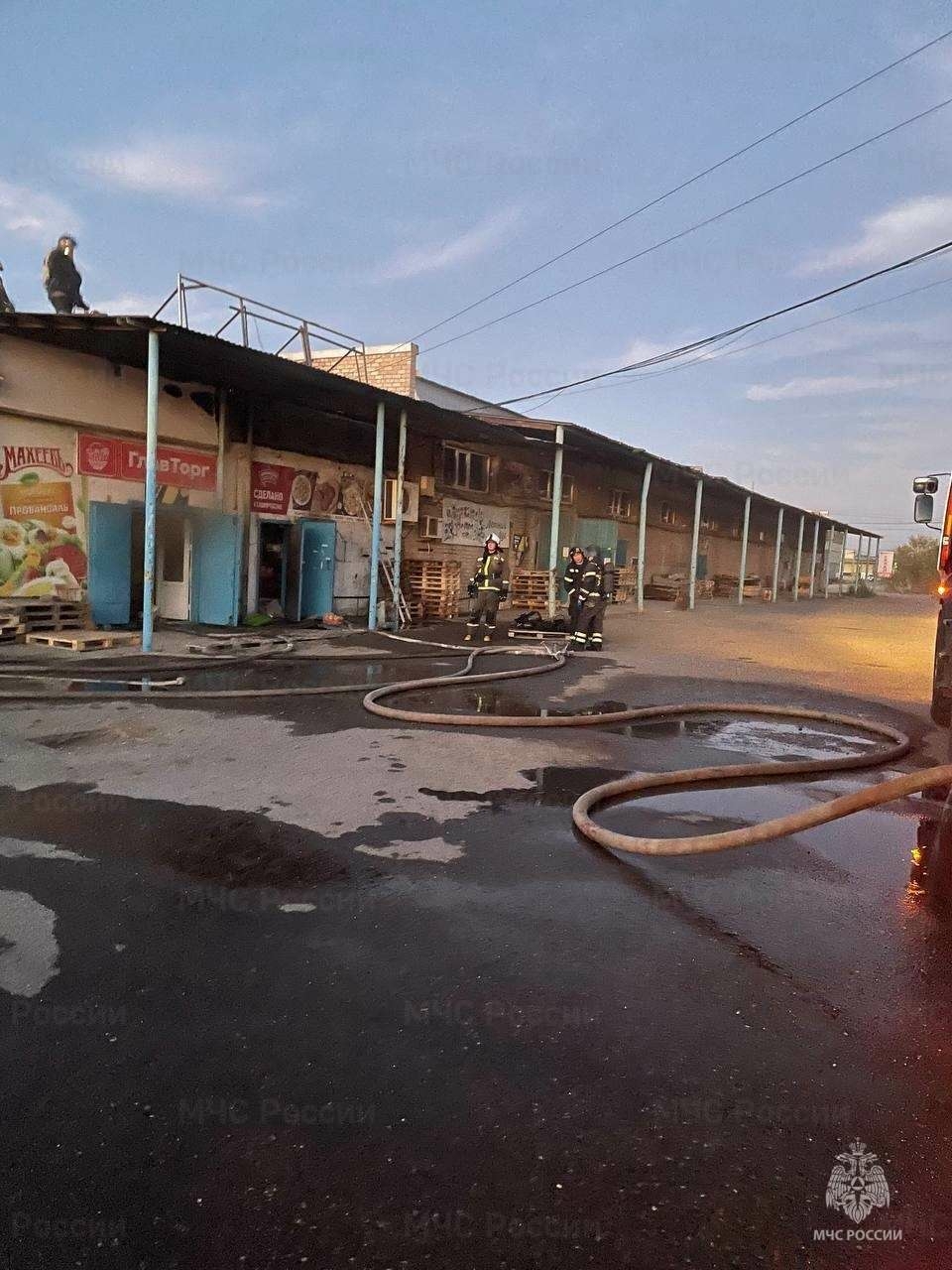 В Оренбурге на складе произошел пожар, спасатели оперативно справились