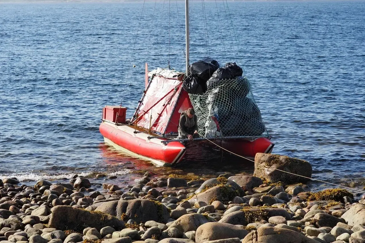Волонтеры Мурманской области убирают труднодоступные бухты на лодках