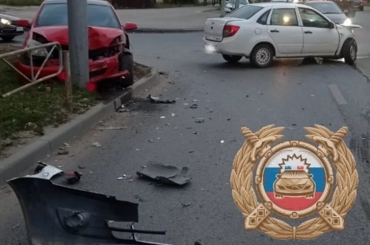 На Ново-Астраханском шоссе пожилой водитель получил травмы в ДТП