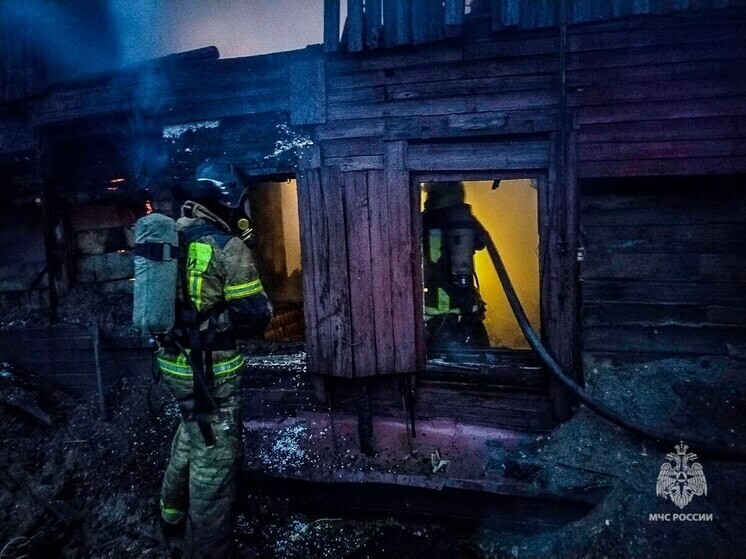 В Омске ночью загорелись два жилых дома