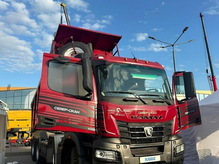 В Петербурге представили новый самосвал КАМАЗ с грузоподъемностью 30 тонн