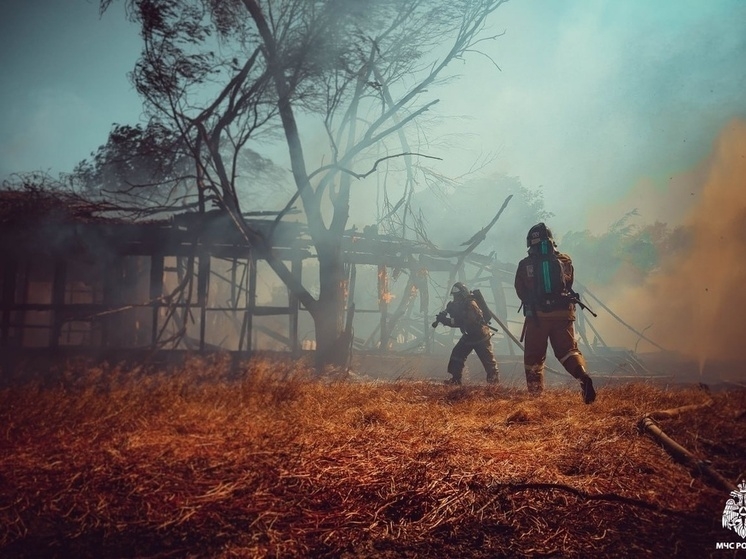 Огонь уничтожил двухэтажный дом в Астрахани