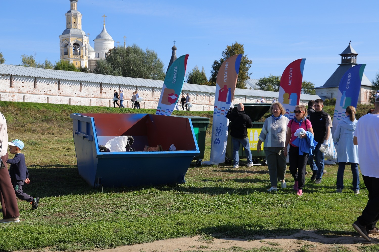 В Вологде около 600 волонтеров очистили набережную у Спасо-Прилуцкого монастыря