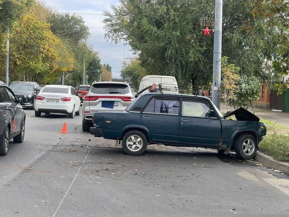 В Оренбурге старый ВАЗ устроил массовое ДТП на оживленной улице