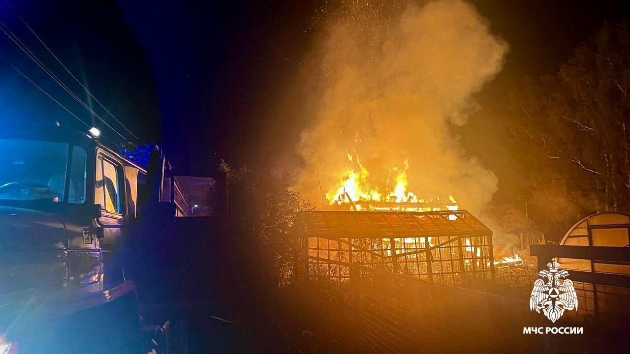 Под Тверью ночью полностью сгорел дачный дом в СНТ Весна